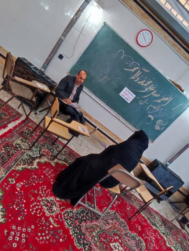 ملاقات اولیا دانش آموزان با دبیران دبیرستان